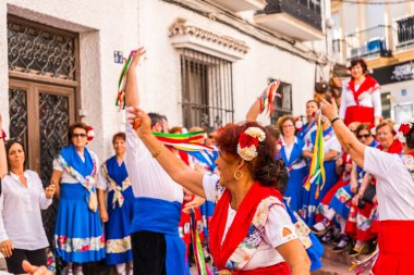 Nerja, İspanya - 04 Mayıs 2018 insanlar geleneksel halk dansları sokak, tipik İspanyol kostümleri katılan