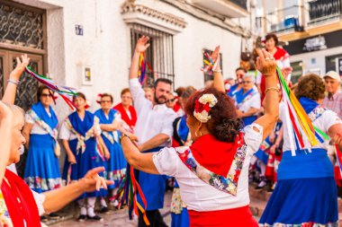 Nerja, İspanya - 04 Mayıs 2018 insanlar geleneksel halk dansları sokak, tipik İspanyol kostümleri katılan
