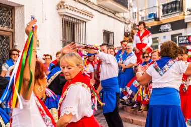 Nerja, İspanya - 04 Mayıs 2018 insanlar geleneksel halk dansları sokak, tipik İspanyol kostümleri katılan