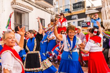 Nerja, İspanya - 04 Mayıs 2018 insanlar geleneksel halk dansları sokak, tipik İspanyol kostümleri katılan