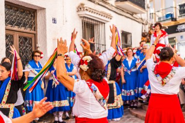 Nerja, İspanya - 04 Mayıs 2018 insanlar geleneksel halk dansları sokak, tipik İspanyol kostümleri katılan