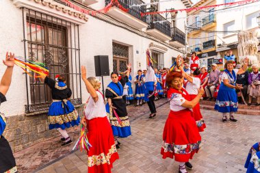 Nerja, İspanya - 04 Mayıs 2018 insanlar geleneksel halk dansları sokak, tipik İspanyol kostümleri katılan