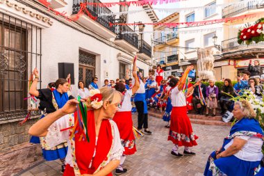Nerja, İspanya - 04 Mayıs 2018 insanlar geleneksel halk dansları sokak, tipik İspanyol kostümleri katılan