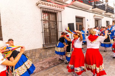 Nerja, İspanya - 04 Mayıs 2018 insanlar geleneksel halk dansları sokak, tipik İspanyol kostümleri katılan