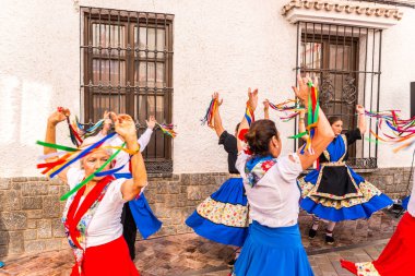 Nerja, İspanya - 04 Mayıs 2018 insanlar geleneksel halk dansları sokak, tipik İspanyol kostümleri katılan