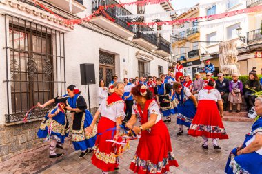 Nerja, İspanya - 04 Mayıs 2018 insanlar geleneksel halk dansları sokak, tipik İspanyol kostümleri katılan