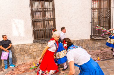 Nerja, İspanya - 04 Mayıs 2018 insanlar geleneksel halk dansları sokak, tipik İspanyol kostümleri katılan