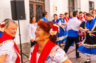 Nerja, İspanya - 04 Mayıs 2018 insanlar geleneksel halk dansları sokak, tipik İspanyol kostümleri katılan