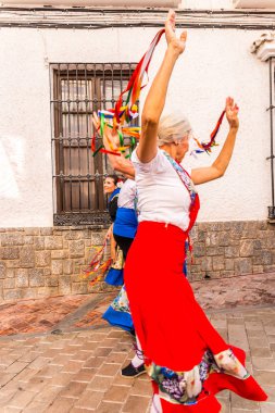 Nerja, İspanya - 04 Mayıs 2018 insanlar geleneksel halk dansları sokak, tipik İspanyol kostümleri katılan