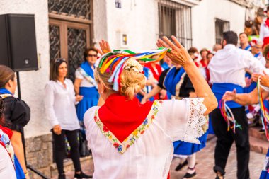 Nerja, İspanya - 04 Mayıs 2018 insanlar geleneksel halk dansları sokak, tipik İspanyol kostümleri katılan