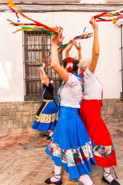 Nerja, İspanya - 04 Mayıs 2018 insanlar geleneksel halk dansları sokak, tipik İspanyol kostümleri katılan