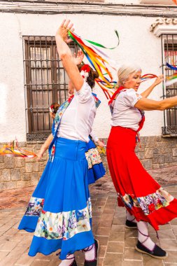 Nerja, İspanya - 04 Mayıs 2018 insanlar geleneksel halk dansları sokak, tipik İspanyol kostümleri katılan