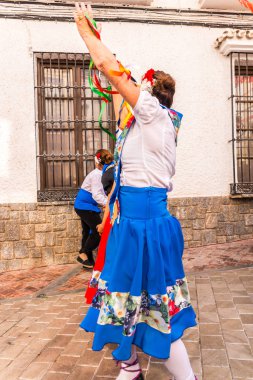 Nerja, İspanya - 04 Mayıs 2018 insanlar geleneksel halk dansları sokak, tipik İspanyol kostümleri katılan