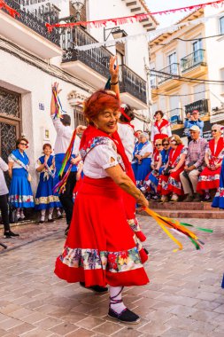 Nerja, İspanya - 04 Mayıs 2018 insanlar geleneksel halk dansları sokak, tipik İspanyol kostümleri katılan