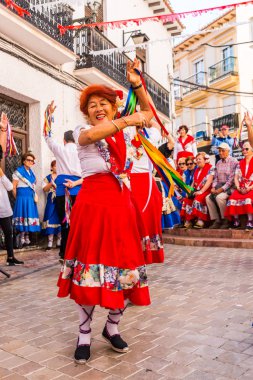 Nerja, İspanya - 04 Mayıs 2018 insanlar geleneksel halk dansları sokak, tipik İspanyol kostümleri katılan