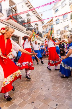 Nerja, İspanya - 04 Mayıs 2018 insanlar geleneksel halk dansları sokak, tipik İspanyol kostümleri katılan