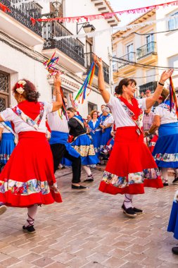 Nerja, İspanya - 04 Mayıs 2018 insanlar geleneksel halk dansları sokak, tipik İspanyol kostümleri katılan