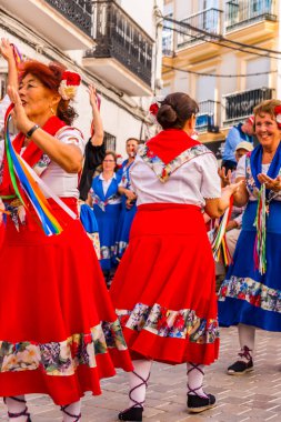 Nerja, İspanya - 04 Mayıs 2018 insanlar geleneksel halk dansları sokak, tipik İspanyol kostümleri katılan