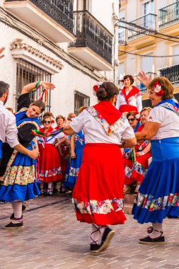 Nerja, İspanya - 04 Mayıs 2018 insanlar geleneksel halk dansları sokak, tipik İspanyol kostümleri katılan