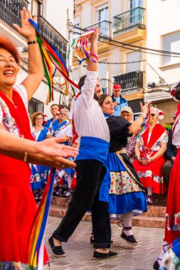 Nerja, İspanya - 04 Mayıs 2018 insanlar geleneksel halk dansları sokak, tipik İspanyol kostümleri katılan