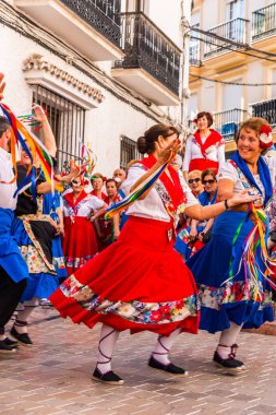 Nerja, İspanya - 04 Mayıs 2018 insanlar geleneksel halk dansları sokak, tipik İspanyol kostümleri katılan