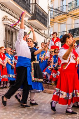 Nerja, İspanya - 04 Mayıs 2018 insanlar geleneksel halk dansları sokak, tipik İspanyol kostümleri katılan