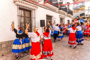 Nerja, İspanya - 04 Mayıs 2018 insanlar geleneksel halk dansları sokak, tipik İspanyol kostümleri katılan