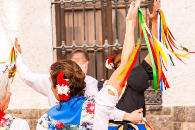 Nerja, İspanya - 04 Mayıs 2018 insanlar geleneksel halk dansları sokak, tipik İspanyol kostümleri katılan