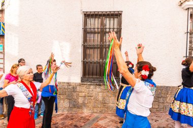 Nerja, İspanya - 04 Mayıs 2018 insanlar geleneksel halk dansları sokak, tipik İspanyol kostümleri katılan