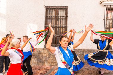 Nerja, İspanya - 04 Mayıs 2018 insanlar geleneksel halk dansları sokak, tipik İspanyol kostümleri katılan