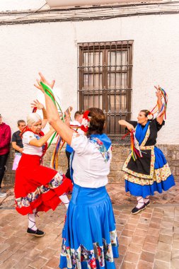 Nerja, İspanya - 04 Mayıs 2018 insanlar geleneksel halk dansları sokak, tipik İspanyol kostümleri katılan