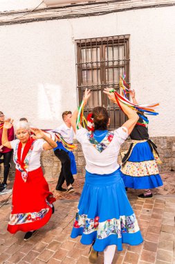 Nerja, İspanya - 04 Mayıs 2018 insanlar geleneksel halk dansları sokak, tipik İspanyol kostümleri katılan