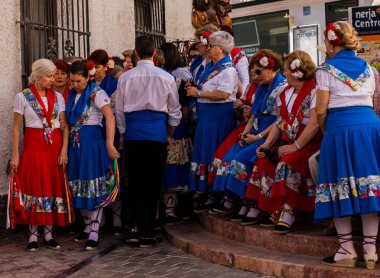 Nerja, İspanya - insanların sokakta bir sahil İspanyol kasabasında bir grup tarafından 04 Mayıs 2018 halk dansları gösterisi