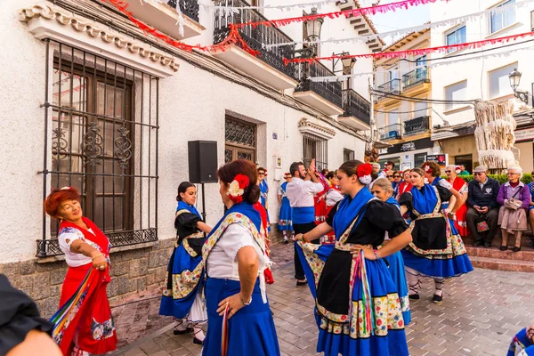 Nerja, İspanya - 04 Mayıs 2018 insanlar geleneksel halk dansları sokak, tipik İspanyol kostümleri katılan
