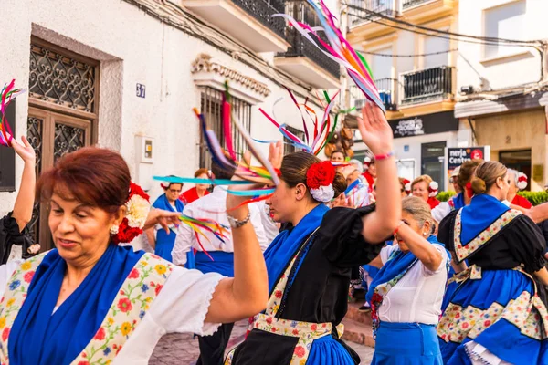 Nerja, İspanya - 04 Mayıs 2018 insanlar geleneksel halk dansları sokak, tipik İspanyol kostümleri katılan
