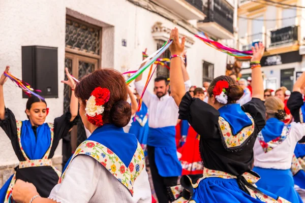Nerja, İspanya - 04 Mayıs 2018 insanlar geleneksel halk dansları sokak, tipik İspanyol kostümleri katılan