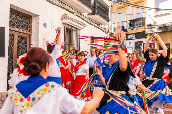 Nerja, İspanya - 04 Mayıs 2018 insanlar geleneksel halk dansları sokak, tipik İspanyol kostümleri katılan