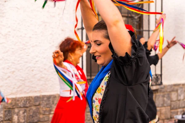 Nerja, İspanya - 04 Mayıs 2018 insanlar geleneksel halk dansları sokak, tipik İspanyol kostümleri katılan