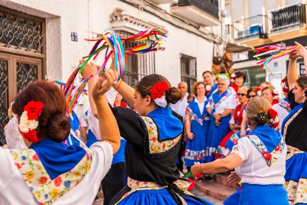 Nerja, İspanya - 04 Mayıs 2018 insanlar geleneksel halk dansları sokak, tipik İspanyol kostümleri katılan