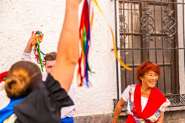 Nerja, İspanya - 04 Mayıs 2018 insanlar geleneksel halk dansları sokak, tipik İspanyol kostümleri katılan