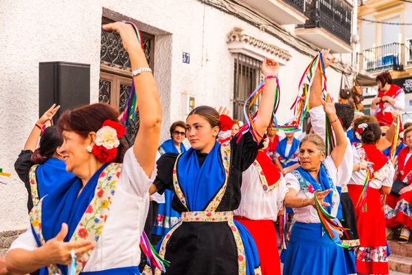 Nerja, İspanya - 04 Mayıs 2018 insanlar geleneksel halk dansları sokak, tipik İspanyol kostümleri katılan