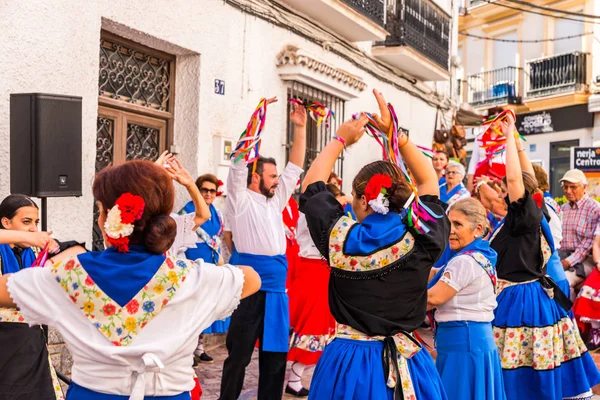 Nerja, İspanya - 04 Mayıs 2018 insanlar geleneksel halk dansları sokak, tipik İspanyol kostümleri katılan