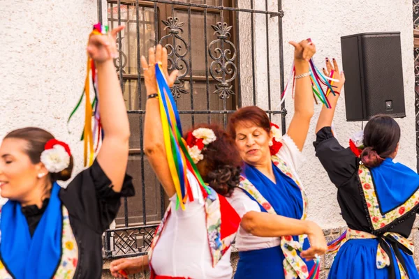 Nerja, İspanya - 04 Mayıs 2018 insanlar geleneksel halk dansları sokak, tipik İspanyol kostümleri katılan