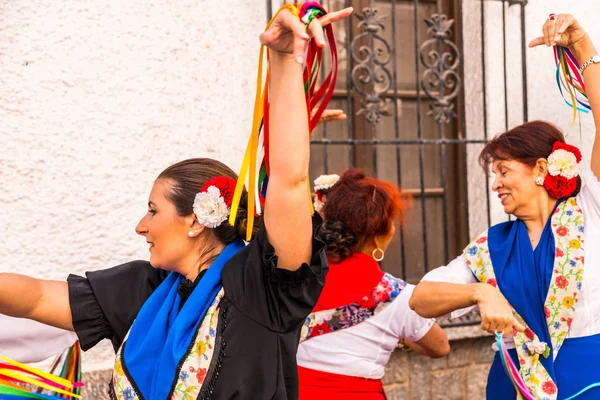Nerja, İspanya - 04 Mayıs 2018 insanlar geleneksel halk dansları sokak, tipik İspanyol kostümleri katılan