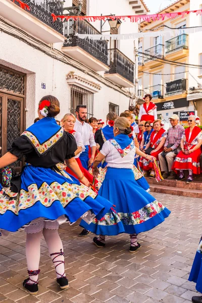 Nerja, İspanya - 04 Mayıs 2018 insanlar geleneksel halk dansları sokak, tipik İspanyol kostümleri katılan