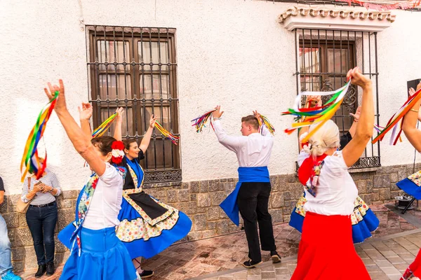 Nerja, İspanya - 04 Mayıs 2018 insanlar geleneksel halk dansları sokak, tipik İspanyol kostümleri katılan
