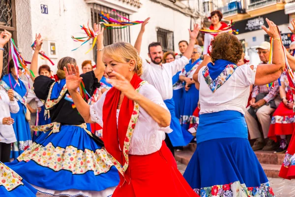 Nerja, İspanya - 04 Mayıs 2018 insanlar geleneksel halk dansları sokak, tipik İspanyol kostümleri katılan