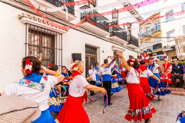 Nerja, İspanya - 04 Mayıs 2018 insanlar geleneksel halk dansları sokak, tipik İspanyol kostümleri katılan
