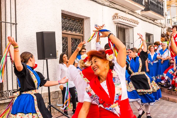 Nerja, İspanya - 04 Mayıs 2018 insanlar geleneksel halk dansları sokak, tipik İspanyol kostümleri katılan