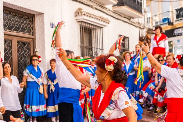 Nerja, İspanya - 04 Mayıs 2018 insanlar geleneksel halk dansları sokak, tipik İspanyol kostümleri katılan